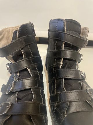 Botas negras con 4 hebillas