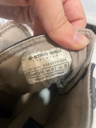 Botas negras con 4 hebillas