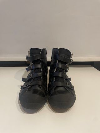 Botas negras con 4 hebillas