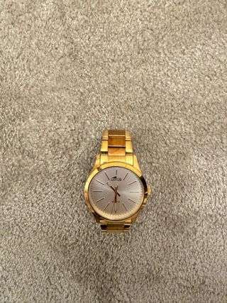 Reloj Lotus Dorado , pequeño desgaste en la correa