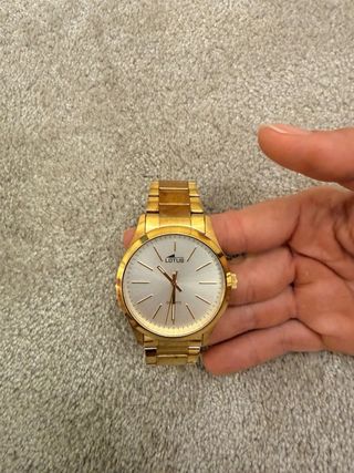 Reloj Lotus Dorado , pequeño desgaste en la correa