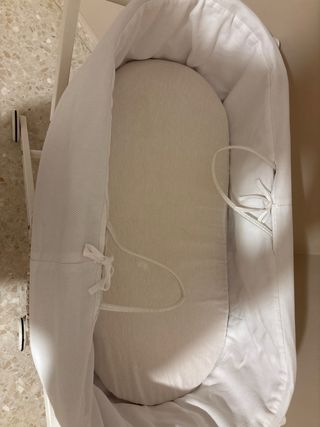 Moisés de mimbre con soporte