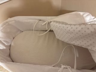 Moisés de mimbre con soporte