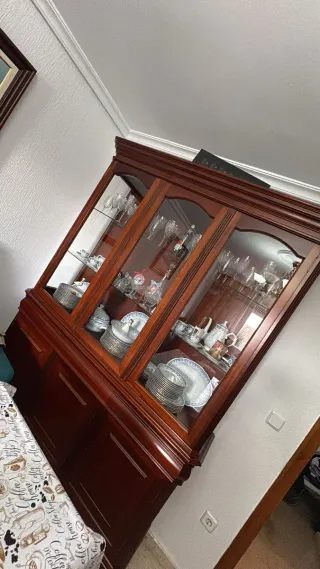 Mueble de madera y cristal
