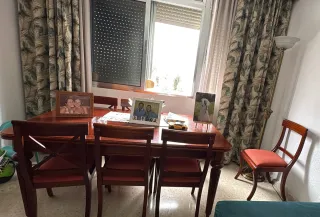 Mueble de madera y cristal