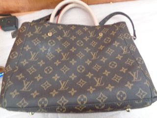 bolso de louis vuitton , mide de ancho 35 cm , alt