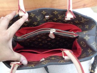 bolso de louis vuitton , mide de ancho 35 cm , alt