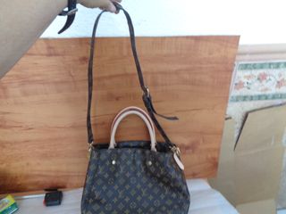 bolso de louis vuitton , mide de ancho 35 cm , alt