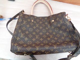 bolso de louis vuitton , mide de ancho 35 cm , alt