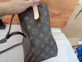 bolso de louis vuitton , mide de ancho 35 cm , alt