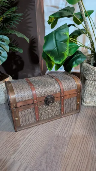 Cofre de madera y mimbre con detalles metálicos