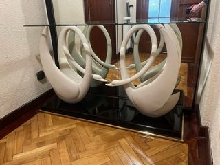 Recibidor con espejo y cisnes