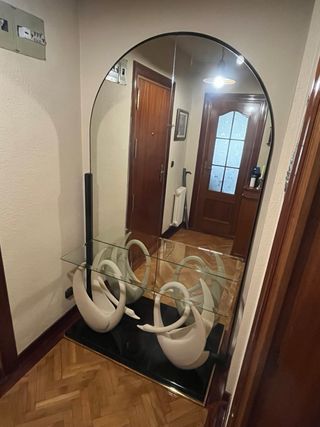 Recibidor con espejo y cisnes