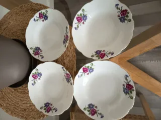 4 Platos pequeños decorados con flores