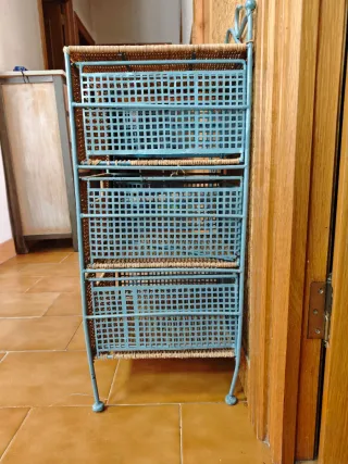 Mueble de mimbre y metal azul.
