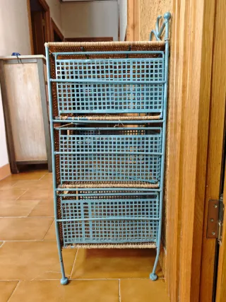 Mueble de mimbre y metal azul.