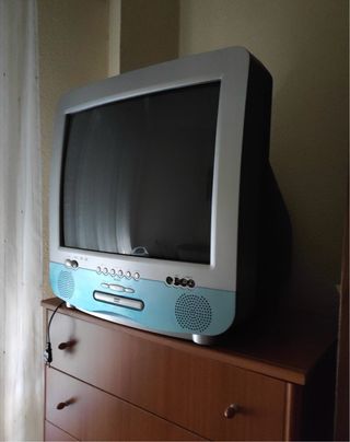 Televisor CRT con DVD y altavoces