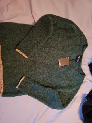 Maglione Pieces verde con dettagli oro