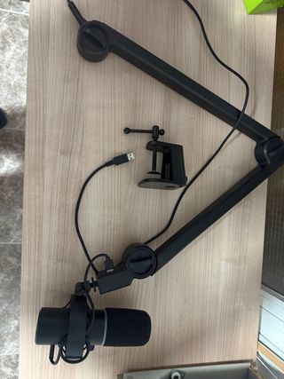Microfono y brazo masPinza Mesa marca Trust Gaming