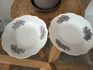 2 Platos pequeños con flores moradas