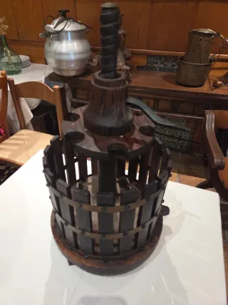 Botellero de madera rústico