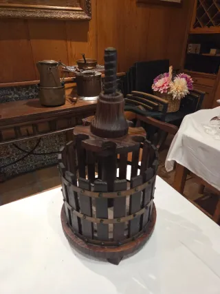 Botellero de madera rústico