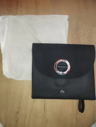 Bolso de mano negro con aro plateado