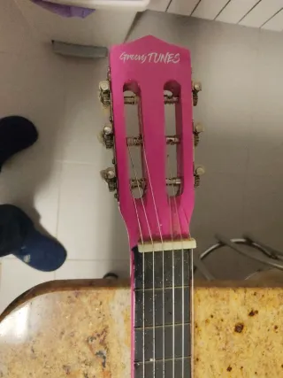 Guitarra rosa infantil