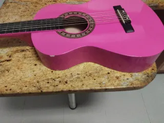 Guitarra rosa infantil