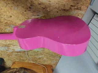 Guitarra rosa infantil