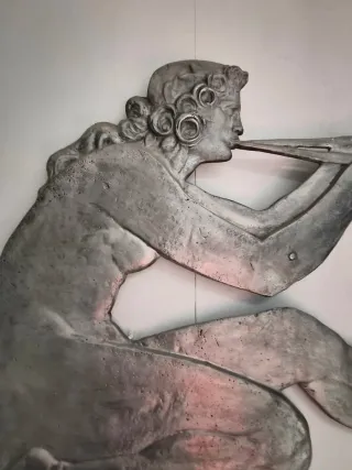 Escultura Mujer Trompeta