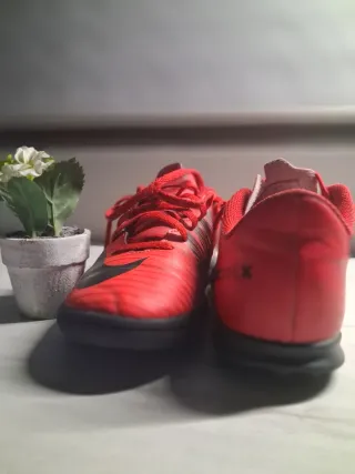 Zapatillas Nike multitacos rojas.