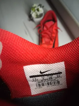 Zapatillas Nike multitacos rojas.