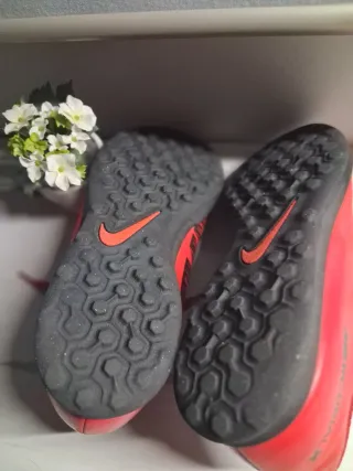 Zapatillas Nike multitacos rojas.