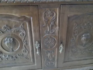 Trinchante antiguo de madera tallada