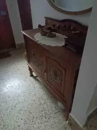 Trinchante antiguo de madera tallada