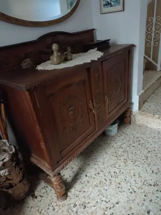 Trinchante antiguo de madera tallada