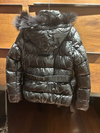 Chaqueta de plumas negra con capucha y pelo
