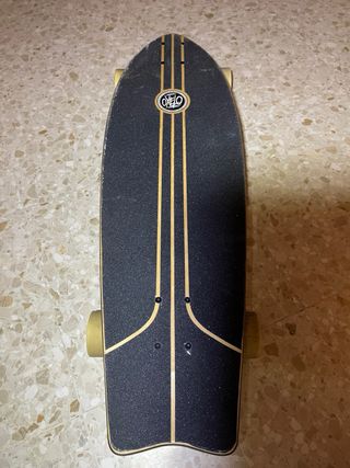 Skate Negro con Rayas Doradas