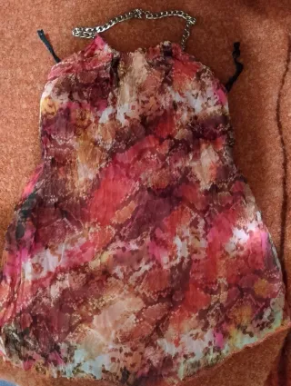 Top fantasia allacciato al collo