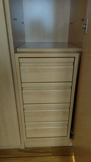 Armario de roble con puertas