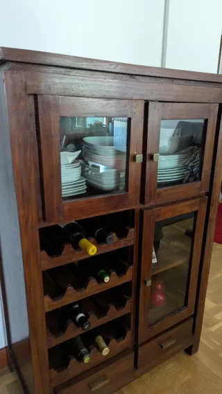 Vitrina madera Banak con copas y botellas