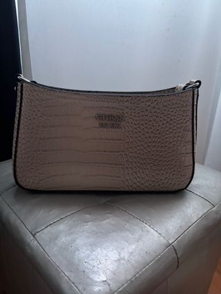 Bolso Guess estampado piel cocodrilo beige