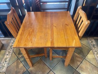 Juego de mesa y sillas de madera