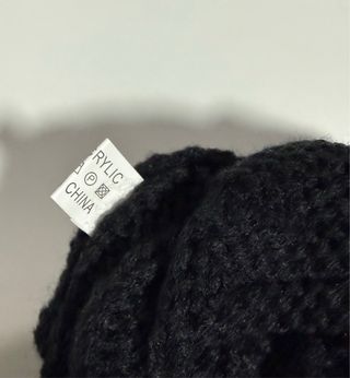 Gorro tejido con pompón negro SIN ESTRENAR