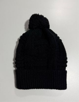 Gorro tejido con pompón negro SIN ESTRENAR