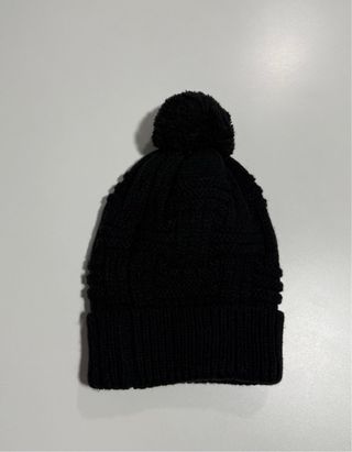 Gorro tejido con pompón negro SIN ESTRENAR