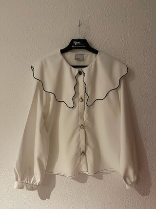 Blusa beige con cuello volante