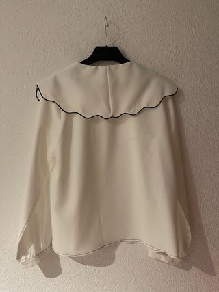 Blusa beige con cuello volante