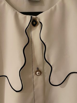 Blusa beige con cuello volante